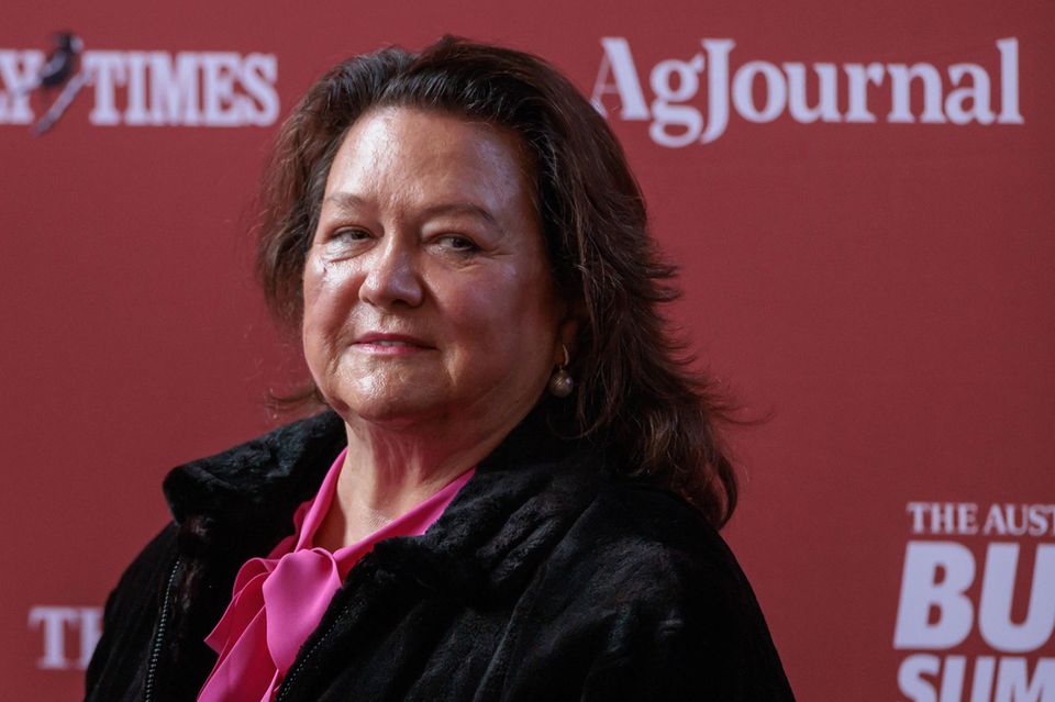 Einen Platz nach unten ging es im Ranking der reichsten Frauen der Welt hingegen für die reichste Australierin. Gina Rinehart war 2023 bei „Forbes“ bereits zwei Plätze auf Rang acht herabgestuft worden. Nun fand sich die Bergbau-Magnatin auf Platz neun wieder. Zwar attestierten ihr die Experten einen deutlichen Vermögenszuwachs von 27,0 auf 30,8 Mrd. Dollar. Im wieder sehr guten Jahr für die Superreichen weltweit reichte das jedoch nicht, um Schritt halten zu können. Die 70-Jährige leitet seit 1992 die von ihrem Vater gegründete Hancock Prospecting Group. Die Erbin machte laut „Forbes“ das einst angeschlagene Unternehmen zu einem der führenden Bergbau- und Agrarkonzerne des Landes. 