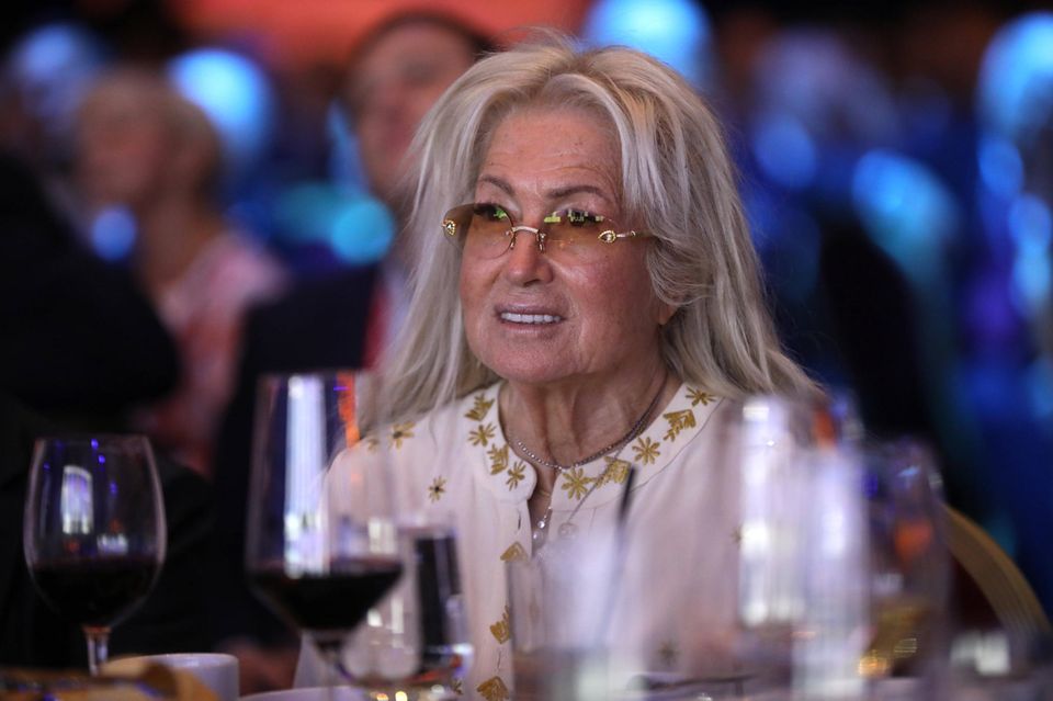 Miriam Adelson gehört seit dem Tod ihres Mannes Sheldon Adelson, ehemals CEO des Casino-Betreibers Las Vegas Sands, zu den reichsten Frauen der Welt. Der Ärztin und ihrer Familie gehören laut „Forbes“ mehr als die Hälfte des Unternehmens, das zu den größten seiner Branche zählt. Die 78-Jährige fand sich allerdings unter den Verliererinnen des Rankings 2024 wieder. Sie wurde von 35 auf 32 Mrd. Dollar heruntergestuft. Unter den reichsten Frauen der Welt stieg Adelson damit von Platz fünf auf acht ab. „Forbes“ zählte weltweit 369 Dollar-Milliardärinnen. Ihr Anteil unter allen Superreichen erhöhte sich dem Bericht zufolge leicht von 12,8 auf 13,3 Prozent.
