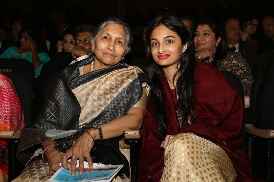 Die reichste Frau Indiens, Savitri Jindal (l.), hat sich mit einem gewaltigen Sprung nach oben einen Platz in den Top 10 der reichsten Frauen der Welt erobert. Die Chairwoman der Jindal Group, die unter anderen in den Bereichen Stahl, Zement, Energie und Infrastruktur tätig ist, verbesserte sich vom 13. auf den sechsten Platz. Dahinter steckte ein binnen eines Jahres fast verdoppeltes Vermögen. „Forbes“ stufte die 74-jährige Witwe des 2005 gestorbenen Firmengründers Om Prakash Jindal von 17,5 auf 33,5 Mrd. Dollar hoch. 2020 hatte die Stahlbaronin noch bei 4,8 Mrd. Dollar gelegen. 