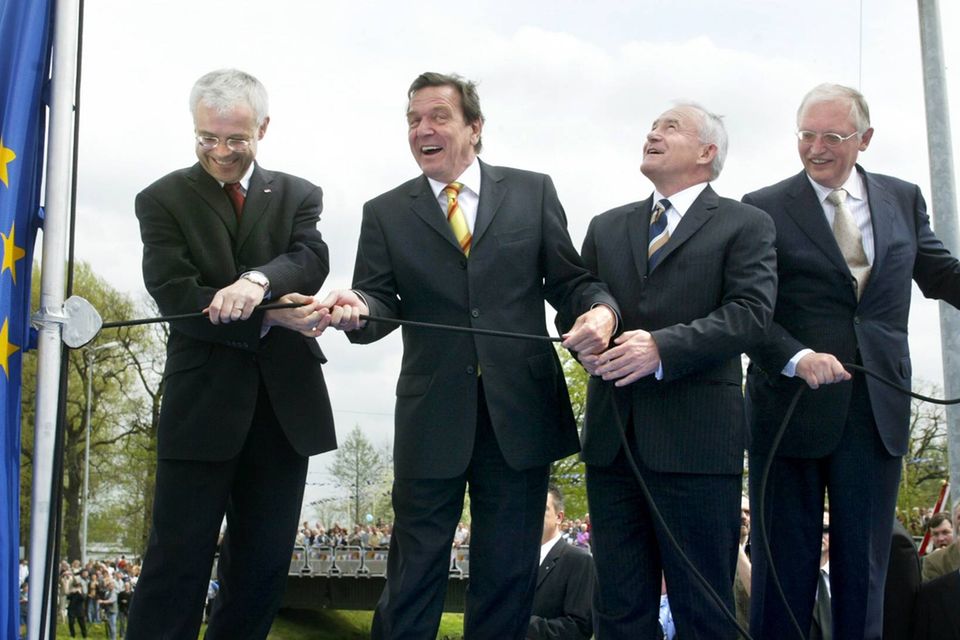 Den Beitrittstag 2004 begeht Polens Ministerpräsident Leszek Miller im deutsch-polnisch-tschechischen Dreiländereck bei Zittau mit dem damaligen Bundeskanzler Gerhard Schröder (SPD) und dem tschechischen Amtskollegen Vladimir Spidla. Polen hat den größten Nutzen aus der EU-Osterweiterung gezogen – mit einer Verdoppelung des BIPs pro Kopf auf 14.750 Euro. Die Arbeitslosenrate sank seit 2012 von über zehn auf 2,8 Prozent. Heute zehrt das Land trotz der jüngsten Schocks infolge des Ukrainekriegs von einer gut diversifizierten Wirtschaftsstruktur, von guter Einbindung in regionale Wertschöpfungsketten, makroökonomischer Stabilität und einem soliden Finanzsektor. Der Arbeitsmarkt hat ein erhebliches Lohnwachstum und den privaten Verbrauch gefördert. Das Armutsrisiko ist mit am geringsten in der ganzen EU. Deutsche Unternehmen waren in Polen im Jahr 2021 mit rund 37 Mrd. Euro investiert. 