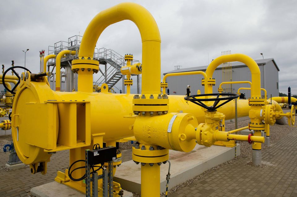 Mit Unterstützung der EU-Fazilität „Connecting Europe“ wurde die Slowakei zum Bindeglied zwischen Polen und Mitgliedstaaten in Mittel- und Südosteuropa für neue Versorgungsquellen von Erdgas nach dem Ende der billigen russischen Pipeline-Importe. Die Slowakei trat bereits 2007 dem Schengen-Raum bei und 2009 der Eurozone. Das Land profitierte erheblich von der Öffnung zum Westen und von Kohäsionsmitteln der EU, die auch in die Modernisierung von Infrastruktur und Verkehrsmitteln flossen. So verdoppelte das Land z.B. seine Produktion von Metallen. Wie in anderen Ländern der Osterweiterung stieg die Arbeitslosigkeit zunächst nach 2004, in der Slowakei ging sie seit 2012 von 13,9 auf 5,8 Prozent zurück. Die Wirtschaft wuchs in den 20 Jahren um sieben Prozent jährlich im Durchschnitt. Das BIP pro Kopf stieg von 9360 auf 16.490 Euro. 