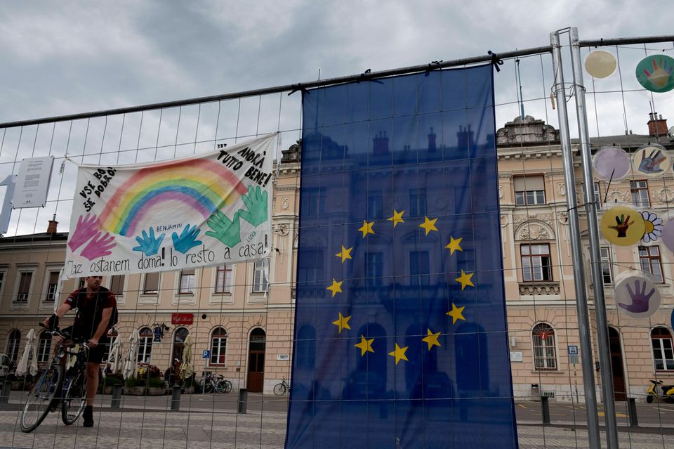 Der Grenzübergang in Nova Gorica zu Italien wurde seit dem Beitritt nur während der Corona-Pandemie geschlossen. Dort feierten EU-Kommissionspräsident Romano Prodi und der damalige Premierminister Anton Rop den EU-Beitritt. Trotz anfänglicher Unsicherheit überwiegt in Slowenien heute die Gewissheit, dass die EU dem Land wirtschaftlichen Wohlstand und internationale Anerkennung gebracht hat – viele Bürger nutzten die Möglichkeit von Auslandsaufenthalten zum Studium oder Beruf. Schon 2007 führte das Land den Euro ein und trat dem Schengen-Raum bei. Wie andere osteuropäische Länder wurde Slowenien – teils mit attraktiven steuerlichen Lockangeboten – ein wichtiger Handelspartner und Lieferant von Gütern und Dienstleistungen der deutschen Industrie, unter anderem im Maschinenbau, der Automobilindustrie und der Elektrotechnik. In zwei Runden 2007-2013 und 2014–2020 erhielt das Land zweistellige Milliarden-Zuwendungen aus EU-Fonds für die wirtschaftliche Entwicklung. Die Arbeitslosenrate hat sich seit 2012 auf 3,7 Prozent mehr als halbiert, das BIP pro Kopf stieg von knapp 16.000 auf mehr als 22.000 Euro 2023.