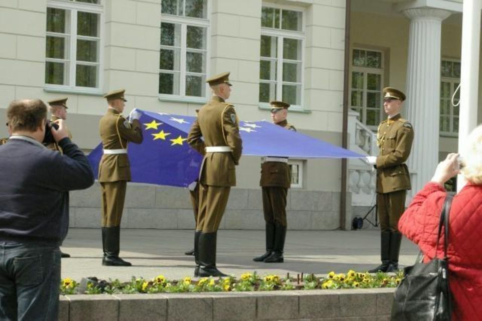 Am 1. Mai 2004 wird vor dem Präsidentenpalast die EU-Flagge gehisst. Für das kleine Litauen war der Beitritt zur EU nach dem Ende des Kalten Kriegs ein willkommener Akt der staatlichen Konsolidierung – gleichwohl begleitet von Befürchtungen, die bürokratische Last der Angleichung an EU-Gesetze könnte erdrücken. Der wirtschaftliche Fortschritt hat dem Land im Baltikum geholfen, externe Schocks wie die Finanzkrise 2008, die Corona-Pandemie und den Ukrainekrieg besser abzuwettern, sagen Beobachter. Das BIP pro Kopf hat sich real seit 2004 auf 14.850 Euro 2023 verdoppelt, die Arbeitslosigkeit seit 2012 auf 6,5 Prozent mehr als halbiert.