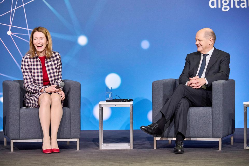 Estland gilt nicht nur als Vorreiter in der digitalen Verwaltung, wie bei einem Digitalgipfel von Premierministerin Kaja Kallas und Bundeskanzler Olaf Scholz (SPD) 2022 gefeiert, sondern auch als Musterschüler in der Umsetzung europäischer Regeln – obwohl der Beitritt gegen eine anfänglich starke interne Euroskepsis vor allem der russischen Minderheit und der landwirtschaftlich geprägten Bevölkerung erfolgte. Als einziges Land neben Litauen setzte es EU-Zuwendungen aus der Kohäsionspolitik zur Integration in die EU in den vergangenen zehn Jahren vollumfänglich um. Der baltische EU-Staat hat sein BIP pro Kopf seit dem Beitritt 2004 um 50 Prozent auf 15.370 Euro gesteigert. Die Arbeitslosenrate sank in den vergangenen zehn Jahren von 9,9 auf 6,4 Prozent. 