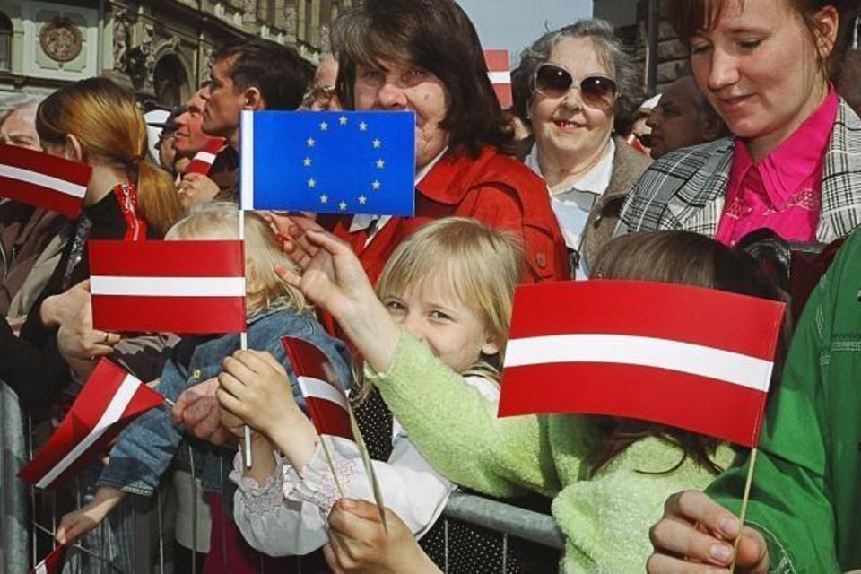 Der baltische Staat ist 20 Jahre nach seinem EU-Beitritt ein Baustein in der digitalen Resilienz-Strategie der EU. Im Rahmen des regionalen Projekts „Baltic Ring“, das Schweden und Finnland über eine glasfaserbasierte Route durch das Baltikum verbinden soll, wird Lettland für andere europäische Länder ein Bindeglied zur globalen Cloud, digitalen Diensten und internationalen Knotenpunkten. Lettlands Wirtschaft verzeichnete laut EU-Kommission seit dem Beitritt zur EU durchschnittlich eine jährliche Wachstumsrate von sieben Prozent. Das BIP pro Kopf stieg in der Zeit von 7340 auf 13.220 Euro. Die Arbeitslosigkeit fiel von zweistelligen Raten auf 6,5 Prozent 2023. 