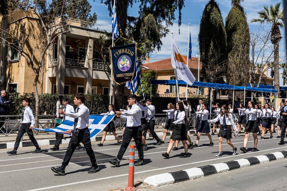 Vor der griechischen Botschaft in Nicosia halten Studenten eine Parade zur Unabhängigkeitsfeier Zyperns vom Ottomanischen Reich ab. Das Entwicklungsprogramm für Zypern hat in den letzten Jahren neben Infrastrukturhilfen einen besonderen Schwerpunkt auf die Wiederherstellung, Erhaltung und Verbesserung von Ökosystemen gesetzt, um die wirtschaftliche Entwicklung in ländlichen Gebieten und die Wettbewerbsfähigkeit des Agrar- und Ernährungssektors zu stärken. Die Ziele fügen sich ein in die Erhaltung der biologischen Vielfalt, eine bessere Wasserbewirtschaftung und die Vermeidung von Bodenerosion. Hunderte landwirtschaftliche Betriebe werden in ihrer wirtschaftlichen Leistungsfähigkeit und Modernisierung unterstützt. Lag Zyperns Arbeitslosigkeit vor zehn Jahren noch bei knapp 12 Prozent, so war die Rate 2023 6,1 Prozent. Das BIP pro Kopf verbesserte sich seit 2004 auf 27.720 Euro.