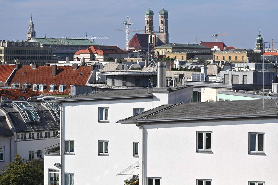 Noch etwas verzweifelter als in Hamburg ist laut dem „Bericht zur Lebensqualität in europäischen Städten 2023“ die Sicht der Münchner auf ihren Wohnungsmarkt. Lediglich zehn Prozent äußerten sich positiv über die Lage in ihrer Heimatstadt. Diesen Wert konnte nur eine andere der 82 anderen Städte unterbieten. 