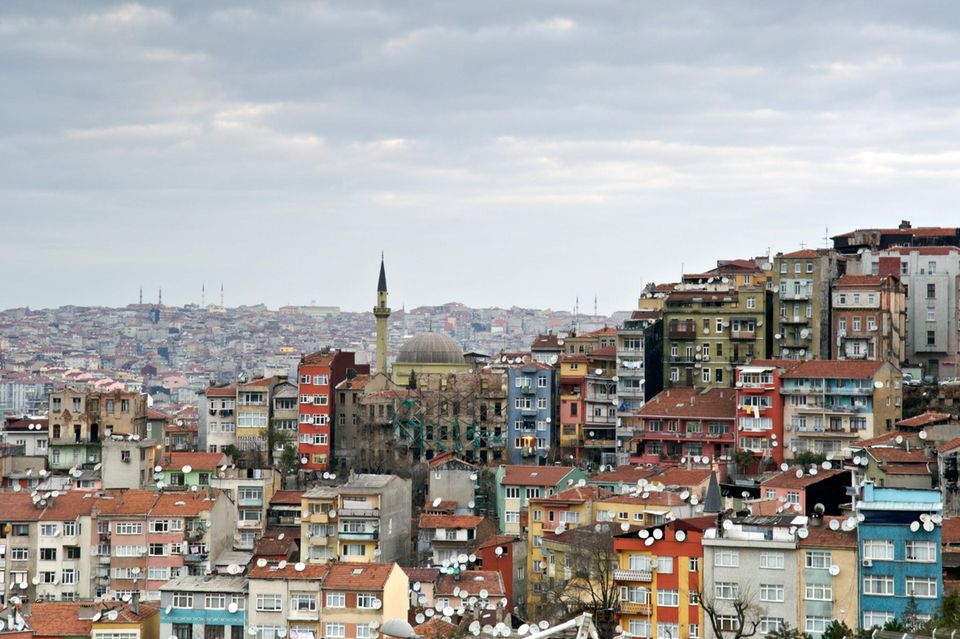 Platz zwei der europäischen Städte mit dem für Mieter schwierigsten Immobilienmarkt teilte sich München mit Istanbul. Auch dort sagte nur jeder zehnte Befragte, dass es einfach ist, bezahlbare und gute Wohnungen oder Häuser zu finden. 