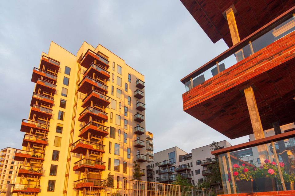 Wenn nicht einmal jeder dritte Einwohner mit dem lokalen Wohnungsmarkt unzufrieden ist, befindet man sich vermutlich in Skandinavien. Oulu in Finnland (die nördlichste Großstadt der EU) und Aalborg (Foto) in Dänemark führten das EU-Ranking der Städte mit dem entspanntesten Wohnungsmarkt an. Je 68 Prozent der Befragten fanden es demnach einfach, guten und bezahlbaren Wohnraum zu finden. Die Spitzenreiter gehören zu den fünf größten Städten ihres Landes. 