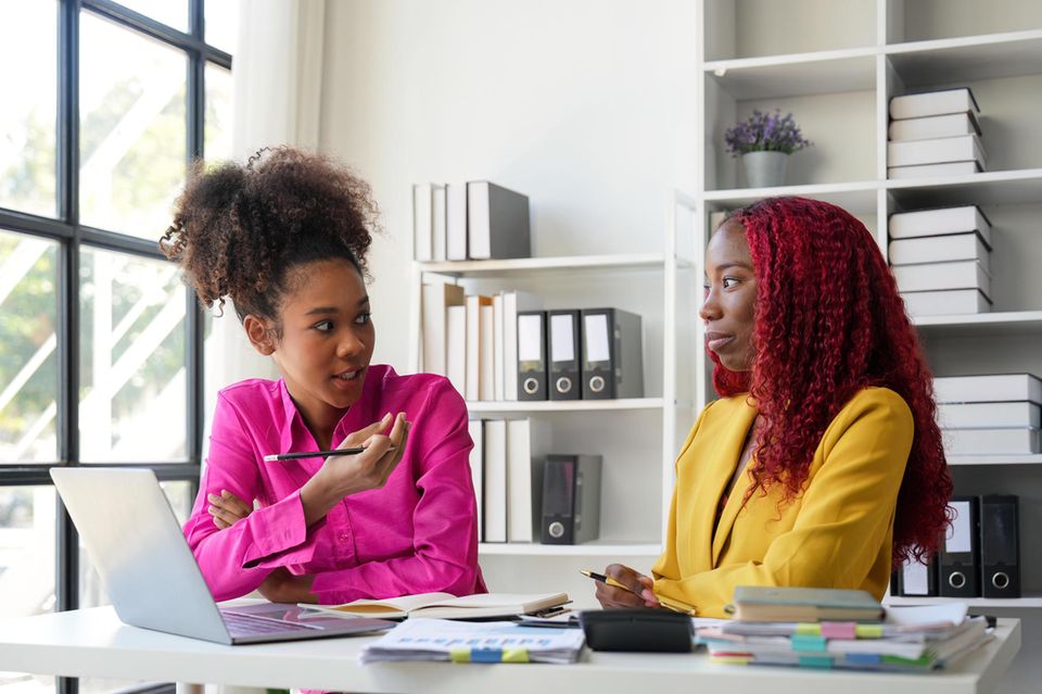 Zwei Frauen im Büro