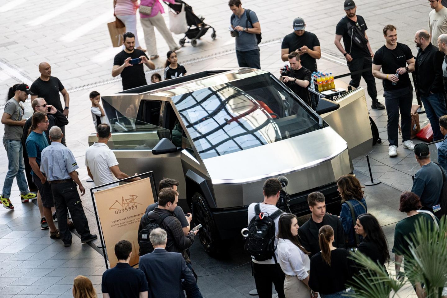 Menschen stehen um einen Cybertruck, der in einem Berliner Shopping-Center steht