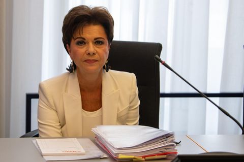 Die Unternehmergattin Anita Müller sitzt im Landgericht