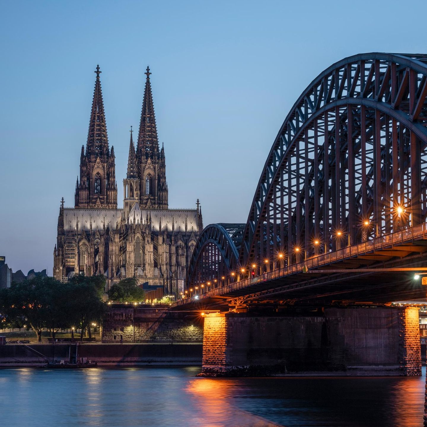 Blick von der Hohenzollernbrücke auf den Kölner Dom