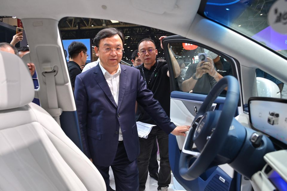 Im „Forbes“-Ranking 2024 sind alle der zehn reichsten US-Amerikaner reicher geworden. Ganz anders sah die Bilanz des Wirtschaftsmagazins für China aus. Ihm zufolge haben sechs der zehn reichsten Männer der Volksrepublik in den vergangenen zwölf Monaten Vermögen eingebüßt. Das traf auch auf die Nummer zehn zu. „Forbes“ stufte Wang Chuanfu, Mitgründer des Elektroautobauers BYD, von umgerechnet 18,7 auf 14,2 Mrd. US-Dollar herunter. Der in Armut aufgewachsene Auto-Tycoon, zur Veröffentlichung des Rankings 58 Jahre alt, kam im weltweiten Vergleich der reichsten Menschen auf Platz 131. BYD wurde Mitte der 90er-Jahre als Hersteller aufladbarer Batterien gegründet. Warren Buffetts Berkshire Hathaway stieg laut „Forbes“ 2008 mit 230 Mio. Dollar ein und hält heute rund acht Prozent des Konzerns. 