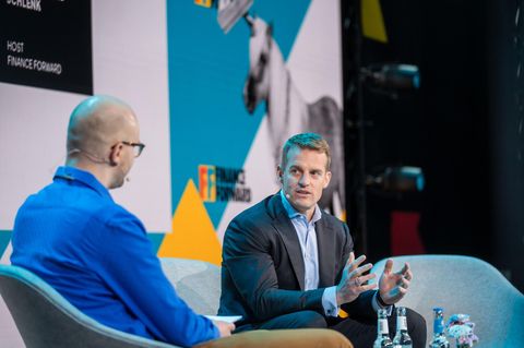 DWS-Fondschef Stefan Hoops (rechts) im Gespräch mit Finance-Forward-Redakteur Caspar Tobias Schlenk.