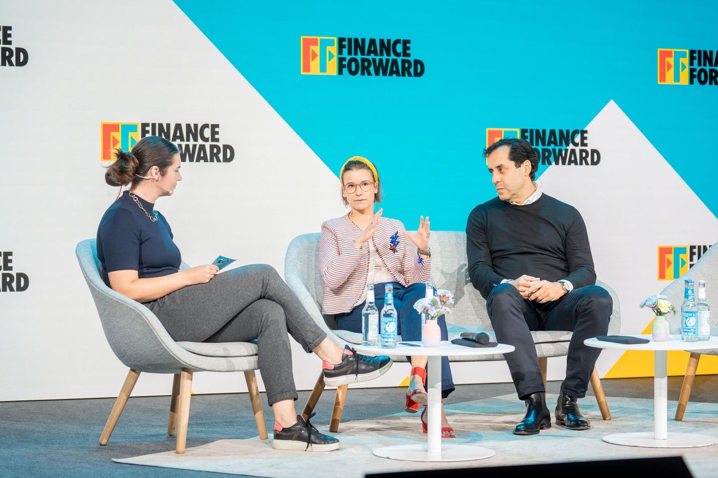 KKR-Managerin Laura Schröder (Mitte) diskutierte mit Lorenz Jüngling von Moonfare und Moderatorin Georgia Hädicke auf der Finance-Forward-Konferenz in Hamburg über die Zukunft von Private Equity