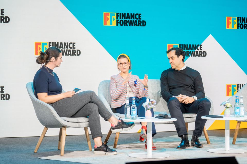 KKR-Managerin Laura Schröder (Mitte) diskutierte mit Lorenz Jüngling von Moonfare und Moderatorin Georgia Hädicke auf der Finance-Forward-Konferenz in Hamburg über die Zukunft von Private Equity
