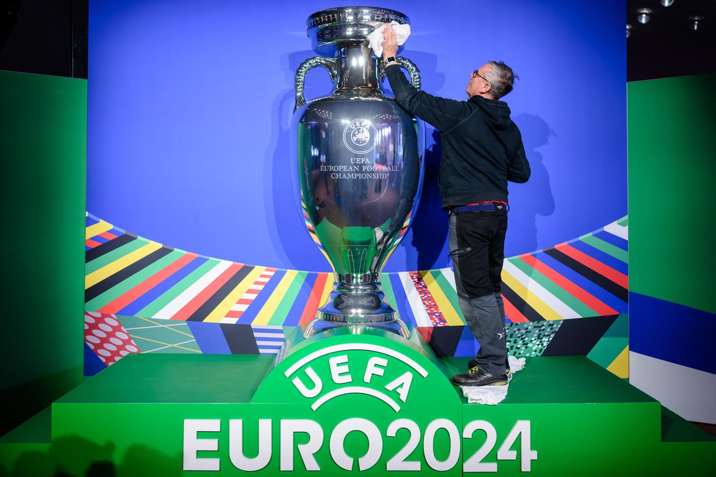 EM-Pokal bei der Auslosung für die Euro in Deutschland: Hoffen auf ein neues Sommermärchen