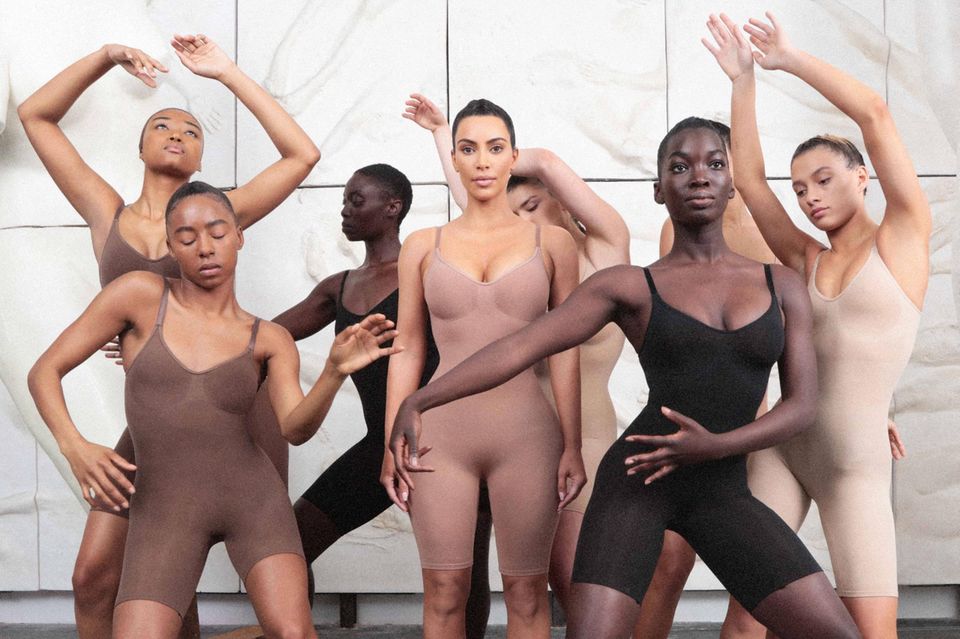Kim Kardashian und Models in Skims-Unterwäsche