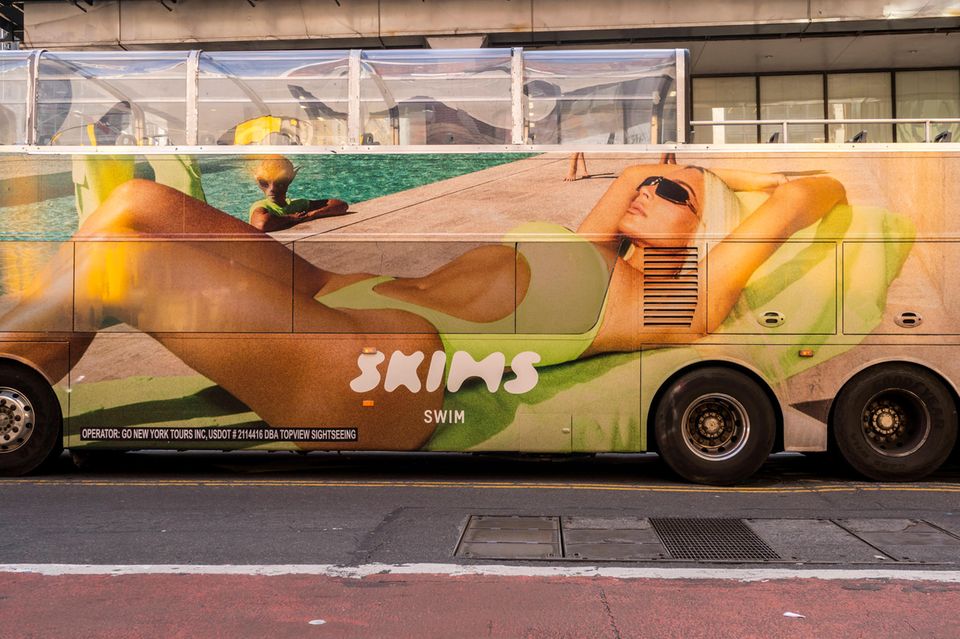 Bus mit Skims-Werbung
