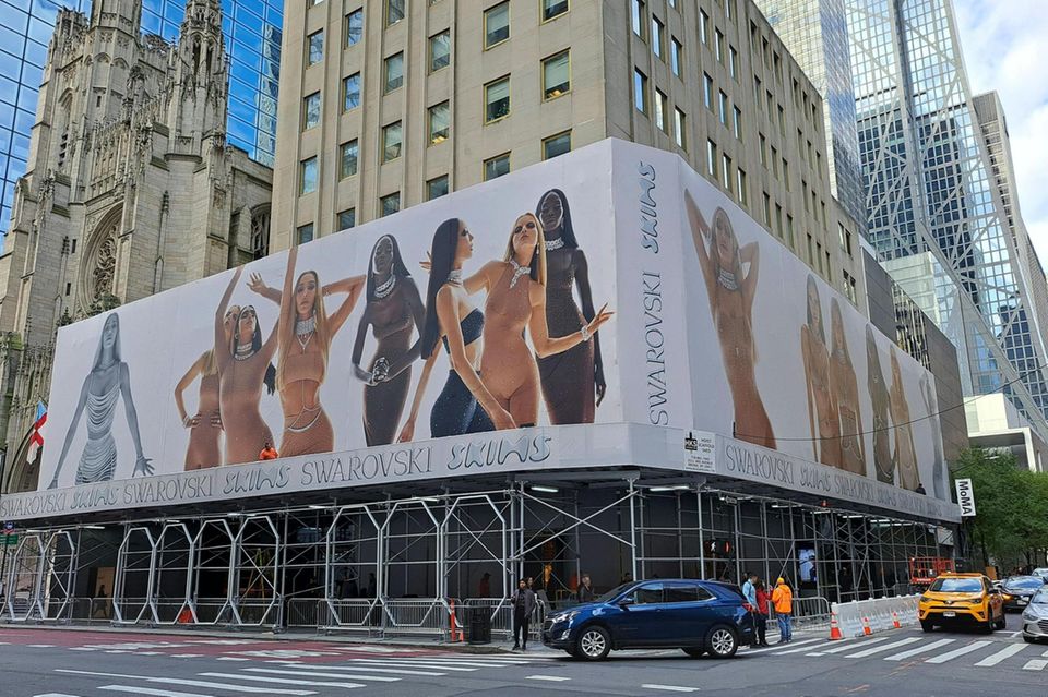 Billboard Skims und Swarovski