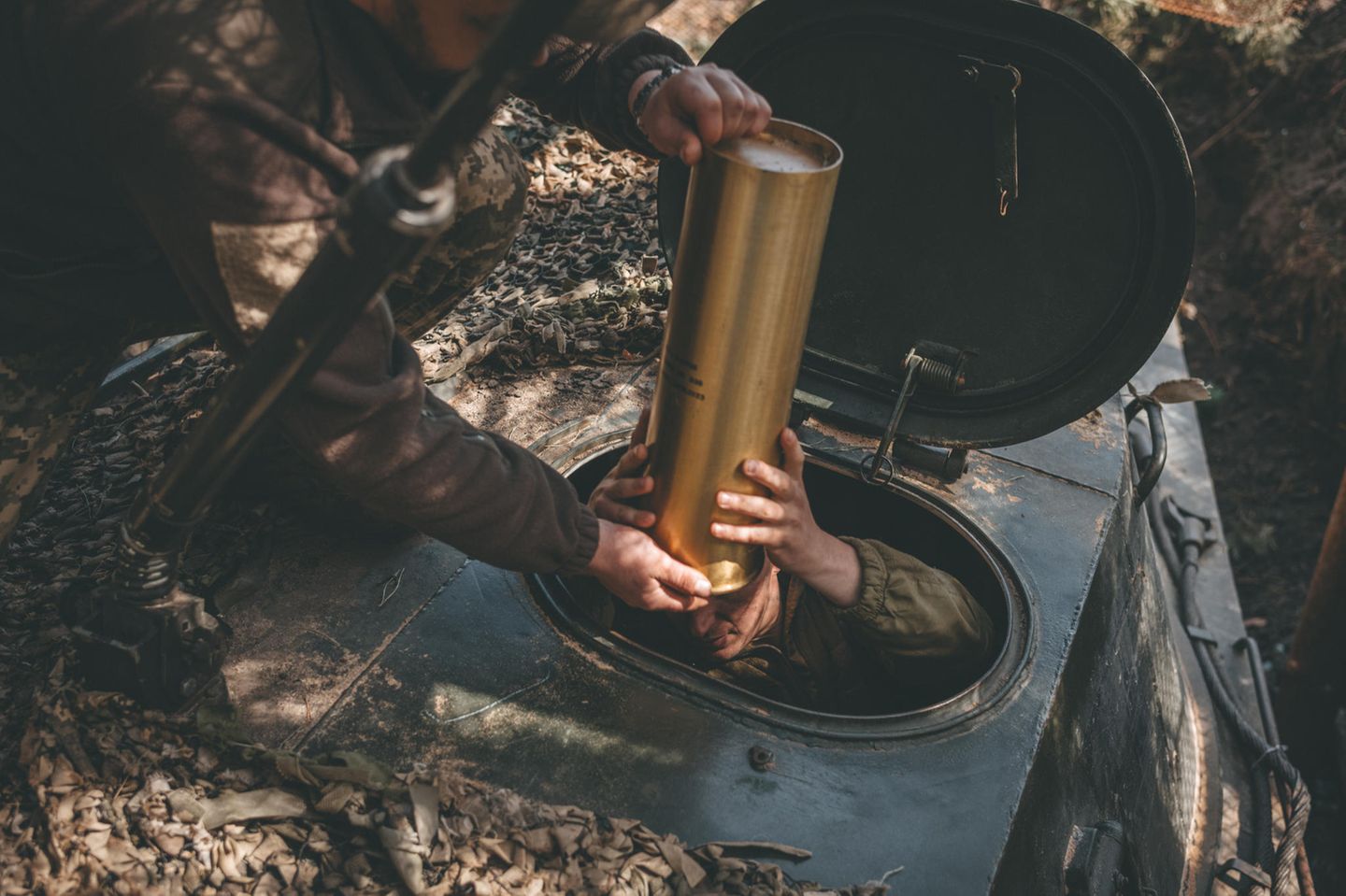 Knappe Munition. Ukrainische Soldaten in einer Stellung nahe Donietsk beschießen russische Positionen mit Artillerie. 