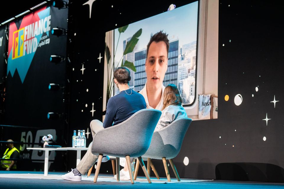 War per Videocall aus San Francisco zugeschaltet: Worldcoin-Gründer Alex Blania auf der Finance-Forward-Konferenz.