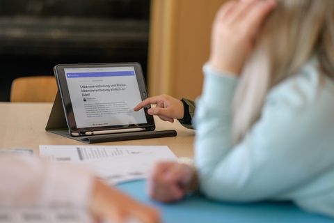 Wenn es nach Justus Lenz ginge, würden praktische Fragen zum Thema Geldanlage und Versicherungen mehr Raum in deutschen Klassenzimmern bekommen