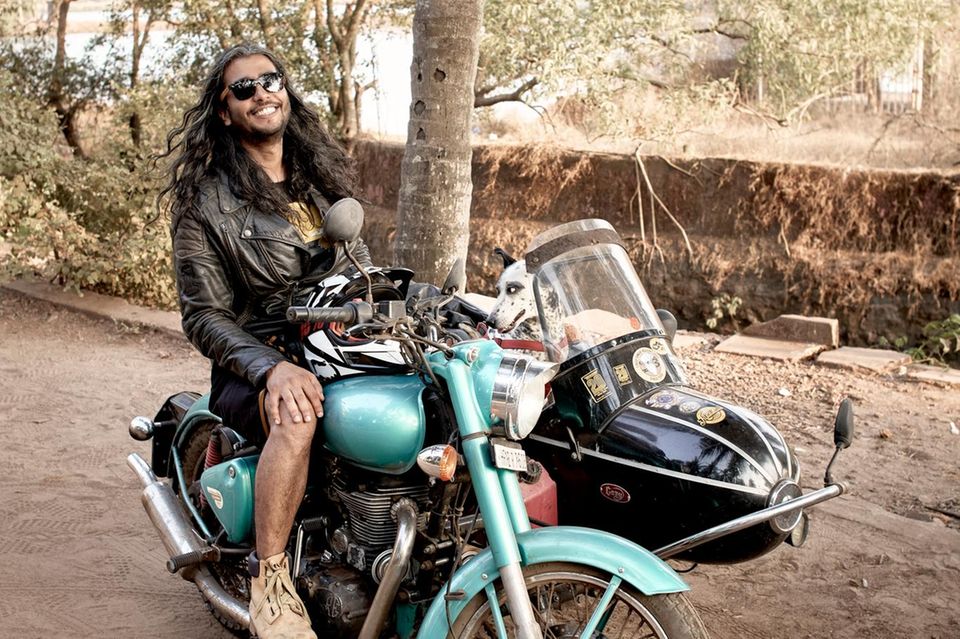 Ankit Duhan ist mit seinem Hund im Beiwagen auf großer Indien-Tour