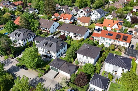 Neue moderne Häuser im Osten von München in der Gemeinde Aschheim Dornach