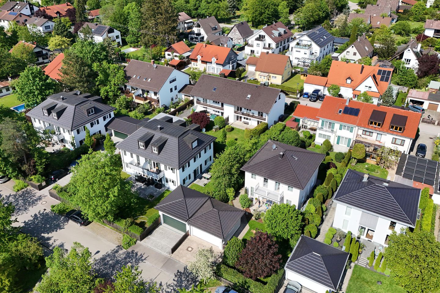 Neue moderne Häuser im Osten von München in der Gemeinde Aschheim Dornach