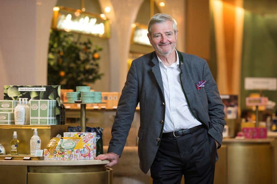 Männer sind im österreichischen Club der Dollar-Milliardäre unter sich. Aufsteiger des Rankings war 2024 Reinold Geiger. Der Chairman und Executive Director der französischen Kosmetikmarke L'Occitane konnte sein Vermögen laut der Analyse mehr als verdoppeln. Es stieg von 1,4 auf 3,0 Mrd. Dollar. Das bedeutete im globalen Vergleich nach Platz 2020 nun Platz 1104. Im österreichischen Ranking verbesserte sich der 76-Jährige vom neunten auf den fünften Platz. 