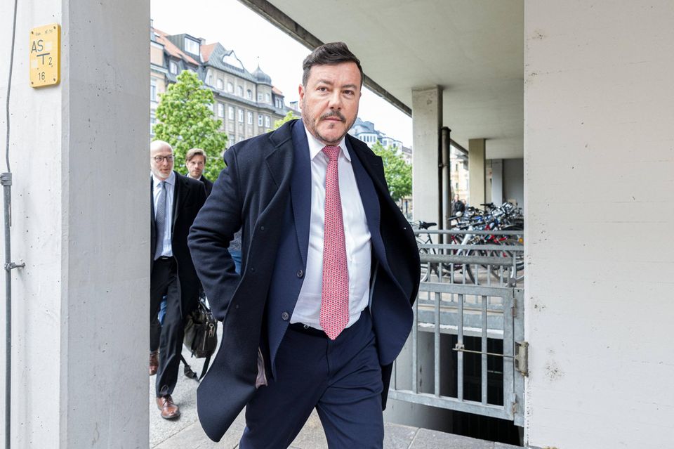 Die Zahl der Dollar-Milliardäre ist weltweit auf einen Rekordwert gestiegen. „Forbes“ zählte zum Stichtag 8. März 2024 2781 dieser Superreichen, 141 mehr als im Vorjahr. Anders fiel der Trend in Österreich aus. Dort fand das Wirtschaftsmagazin nur noch neun statt wie im Vorjahr elf Dollar-Milliardäre. Aus dem Ranking fiel der insolvente Immobilienunternehmer René Benko. Er hatte 2023 mit 6 Mrd. Dollar auf Platz drei gelegen. 