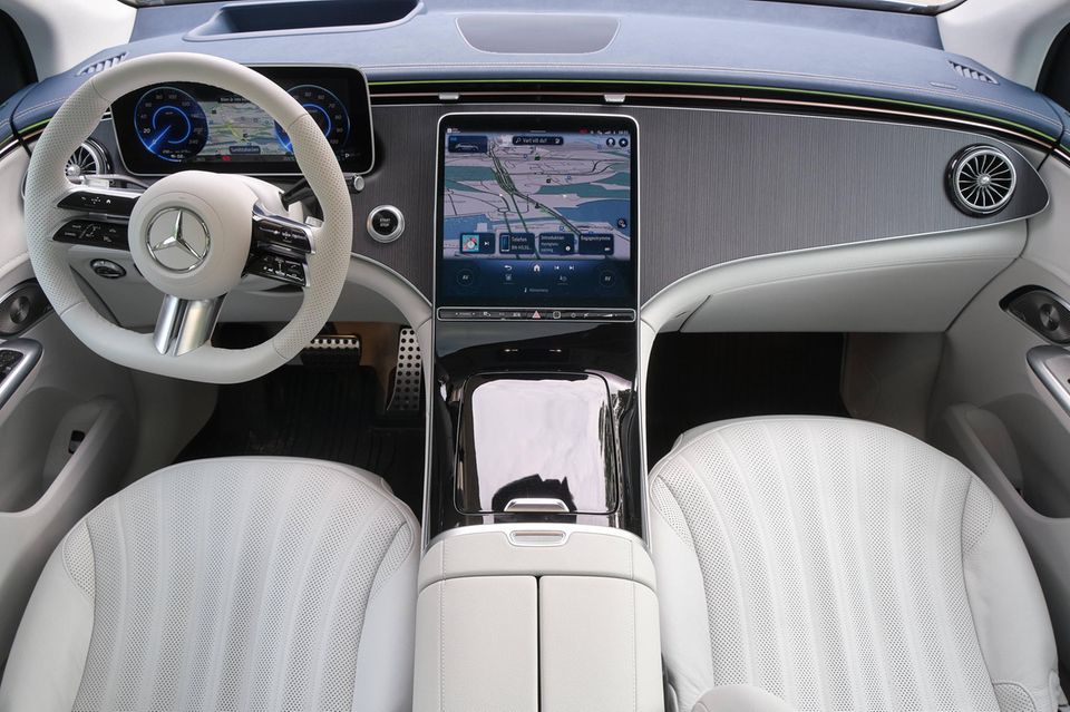 Blick in das Cockpit eines Mercedes EQE