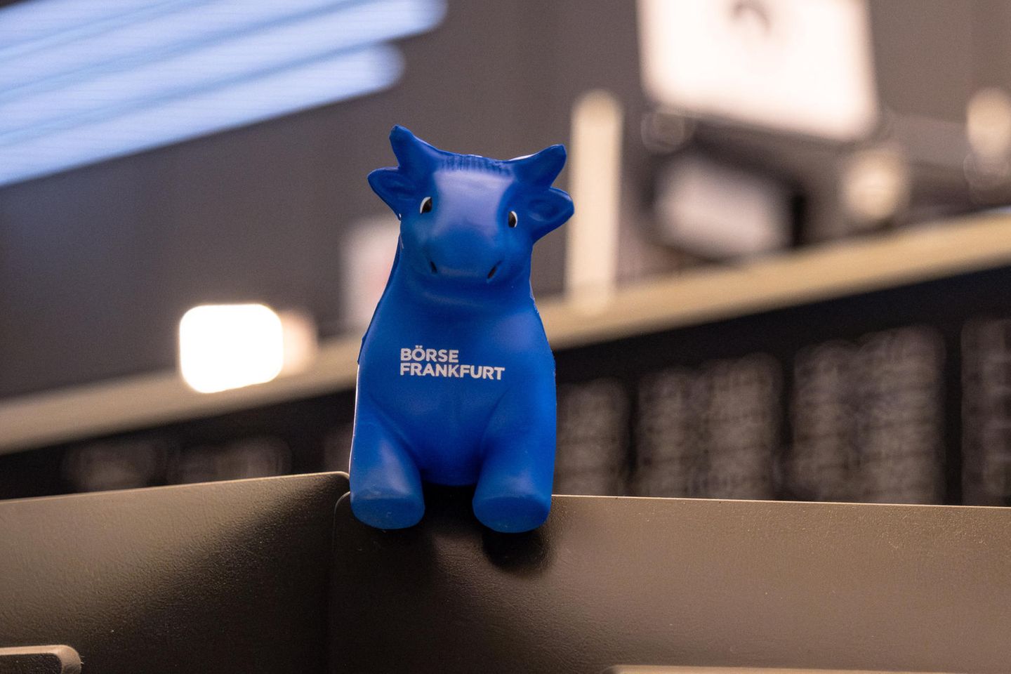 Eine kleine blaue Figur eines Bullen mit der Aufschrift Frankfurter Börse ist im Handelssaal zu sehen