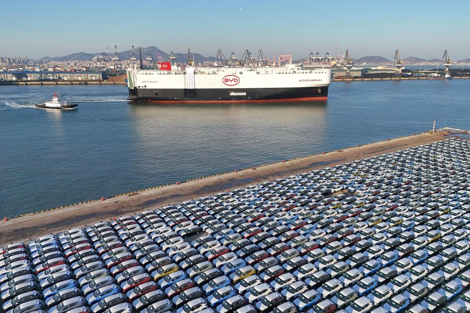 Der BYD-Explorer No.1 wartet im Januar vor seiner Jungfernfahrt von Chinas Shandong-Provinz auf die Beladung mit E-Autos.  