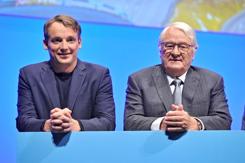 Christian Klein (l.) und Hasso Plattner stehen bei der Hauptversammlung 2023 nebeneinander