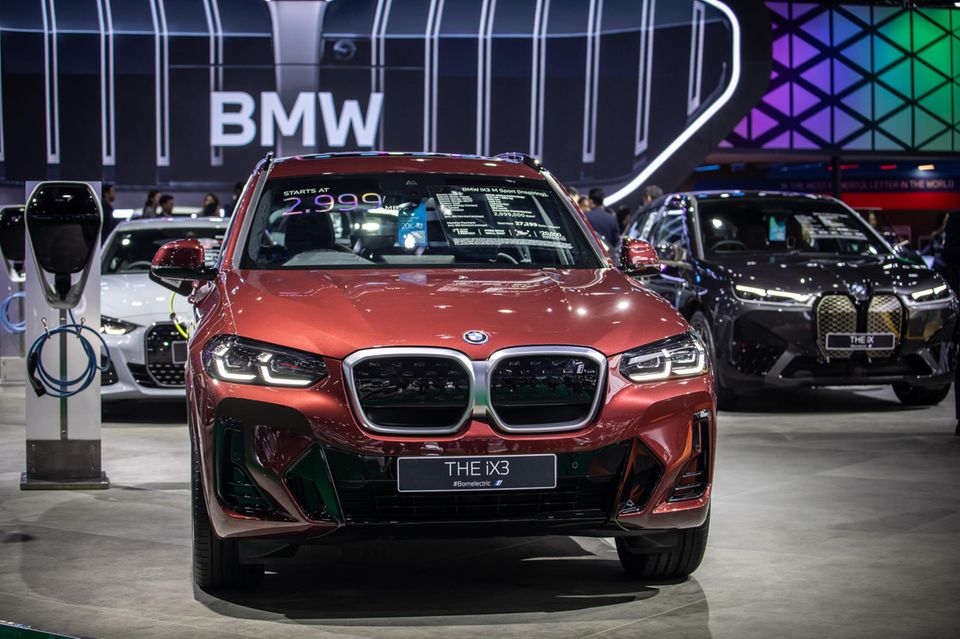 Das E-Automodell iX3 wird bei BMW Brilliance in Shenyang gefertigt. Dabei handelt es sich um ein Gemeinschaftsunternehmen des deutschen Autobauers mit dem chinesischen Unternehmen Brilliance China Automotive.