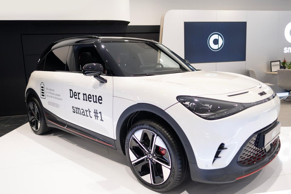 Ähnlich wie Polestar hat die Holdinggesellschaft Geely großen Einfluss auf die Marke. Geely gehören fast 50 Prozent der Mercedes-Benz-Tochter Smart. Die Chinesen haben fast alle Modellen mitentwickelt. Smart-Modelle werden seit 2022 in China gefertigt. Die Produktion in Europa wurde 2024 beendet.