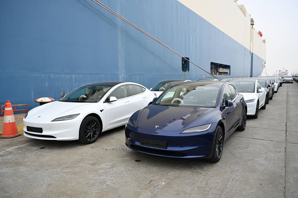 Wer an E-Autos aus den USA denkt, dem wird vermutlich zuerst Tesla einfallen. Doch auch Tesla produziert in seiner Gigafactory in Schanghai für den Weltmarkt – und zwar das Model 3, das vor allem nach Europa geht.