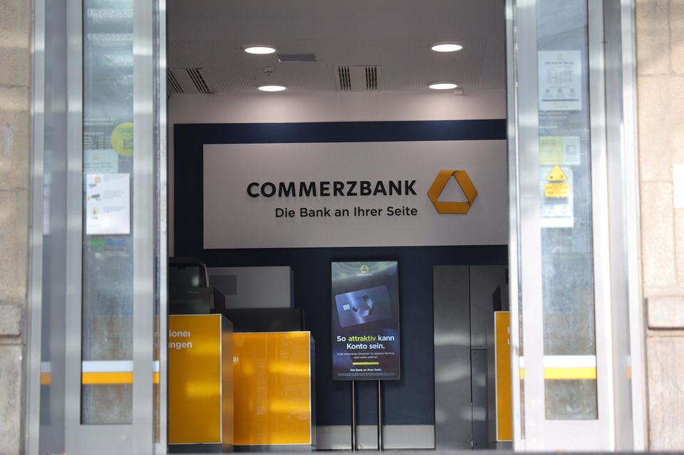 Blick in den Eingangsbereich einer Commerzbank-Filiale