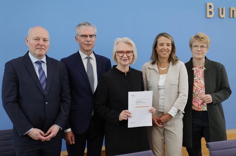Die Wirtschaftsweisen bei der Vorstellung ihres Frühjahrsgutachtens