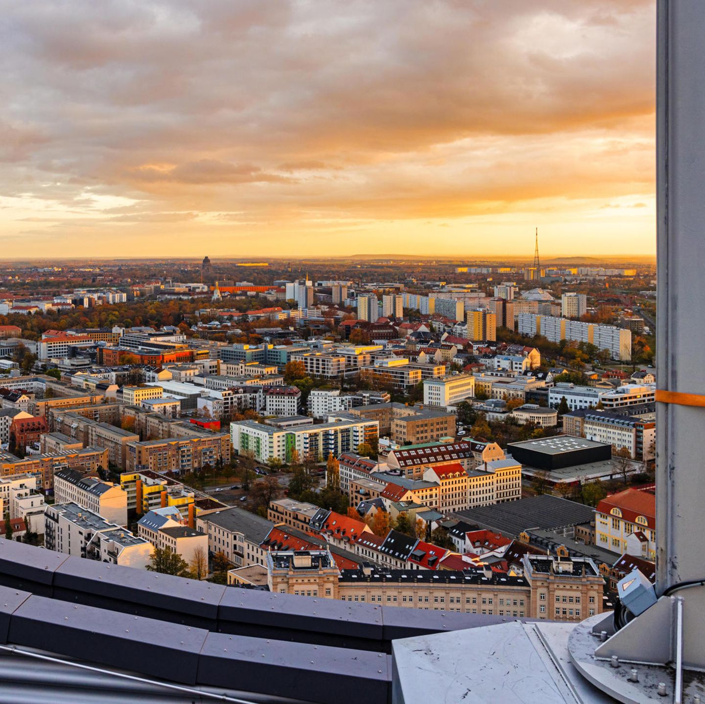 Blick über Leipzig zum Sonnenuntergang