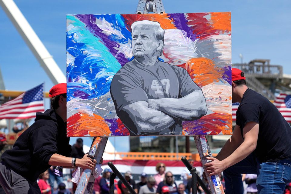 Mitarbeiter tragen ein Gemälde von Scott LoBaido, das Donald Trump zeigt, bei einer Wahlkampfveranstaltung in Wildwood