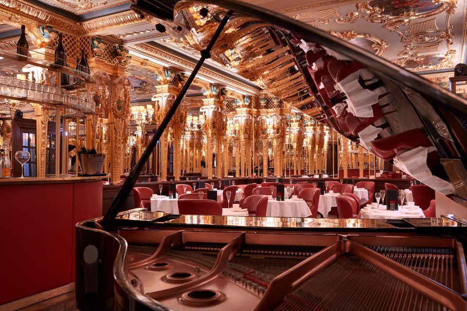 Im güldenen „Grill Room“ wird auch der Afternoon Tee zelebriert, mit Speisen von Chefpâtissier Loic Carbonnet