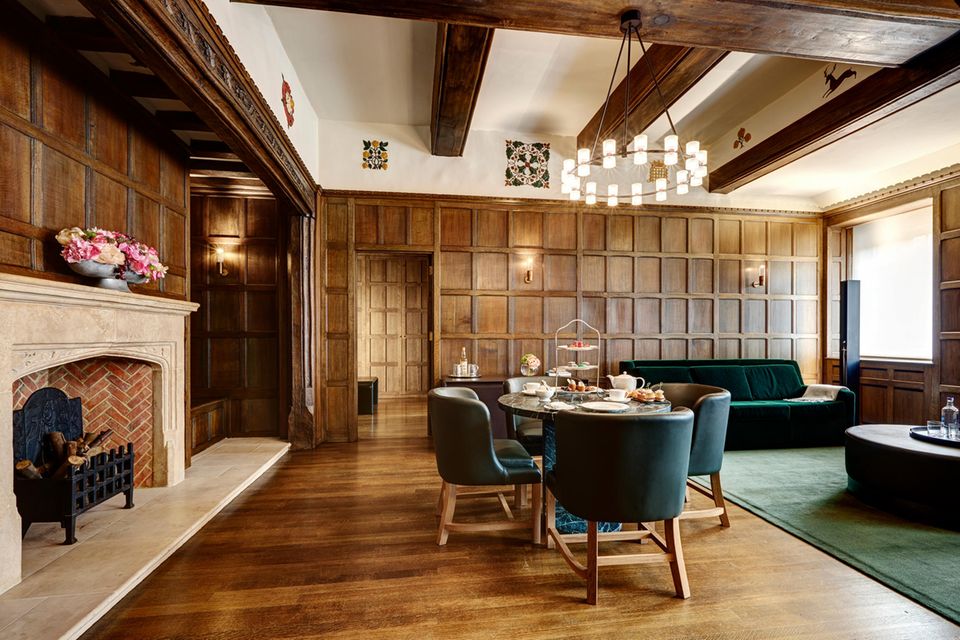 Die geräumige „Tudor Suite“ schmückt ein Originalkamin der Epoche, das Bad ist aus Carrara-Marmor