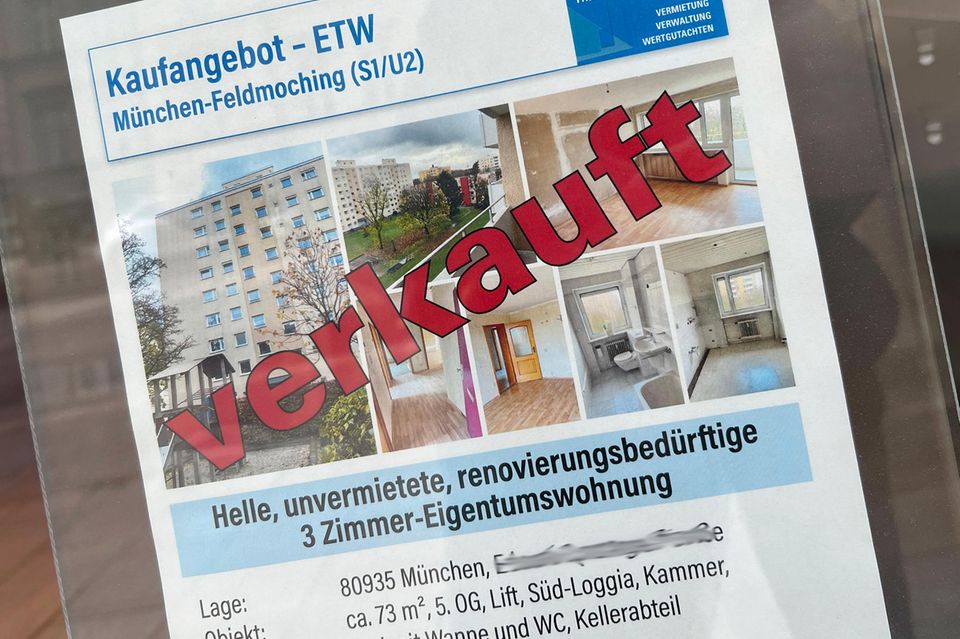 Kaufangebot einer 3 Zimmer Eigentumswohnung in München haengt in einem Schaufenster eines Immobilienmaklers