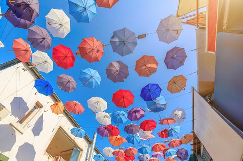 Urlaubsstimmung: eine mit bunten Sonnenschirmen überspannte Gasse zum Bummeln in Antalya