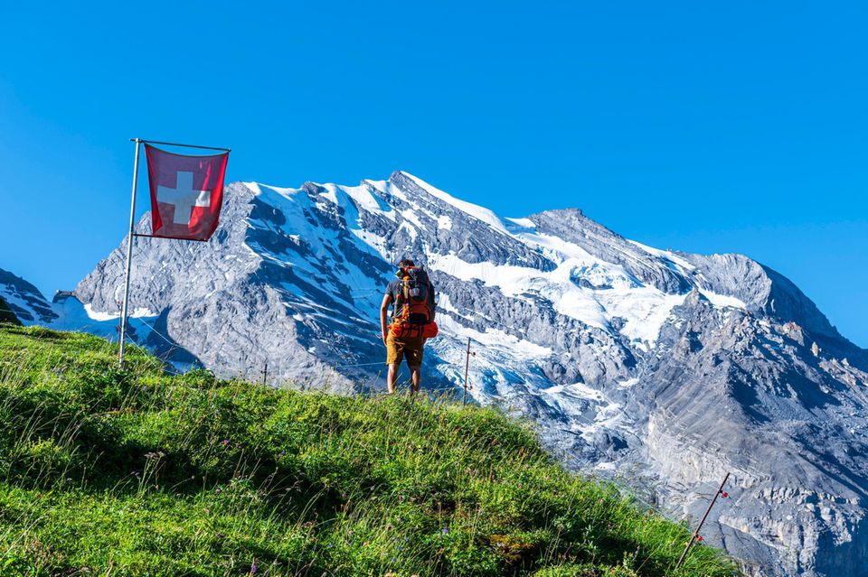 Am teuersten wird es in diesem Sommer in der Eidgenossenschaft. Ein Euro bringt hier faktisch sehr viel weniger in den Warenkorb: nämlich nur einen Gegenwert von 61 Cent. Sie zahlen vor Ort auf Bergen wie in Tälern also 40 Prozent mehr für Waren und Dienstleistungen als bei einer Erholung in Deutschland. Nirgendwo in Europa ist der Urlaub für einen deutschen Euro-Verdiener so kostspielig wie in der Schweiz.