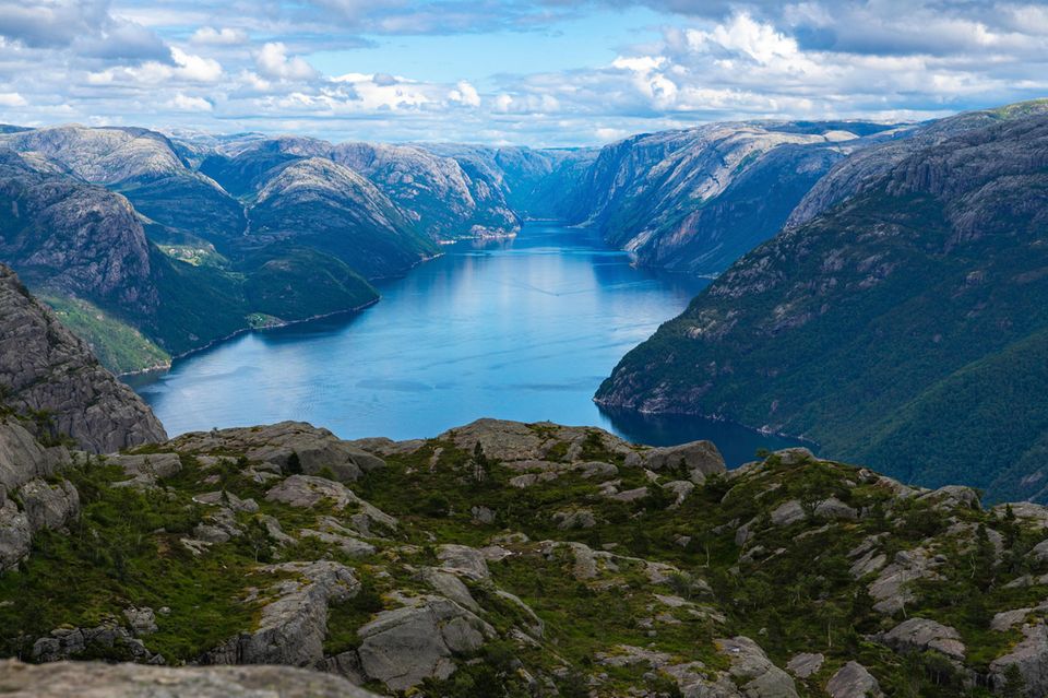 In Dänemark entspricht die Kaufkraft eines Euro nur etwa 78 Cent, also ist für den Urlaub ein Kostenaufschlag von gut 20 Prozent einzuplanen. Bei Ferien in Schweden liegt der Gegenwert immerhin bei etwa 88 Cent. Knapp darunter liegt Norwegen: Zwischen Oslo und Fjorden müssen deutsche Urlauber eine Differenz von rund 14 Prozent in der Gastronomie und Hotels einkalkulieren, verglichen mit den Kosten in Deutschland.